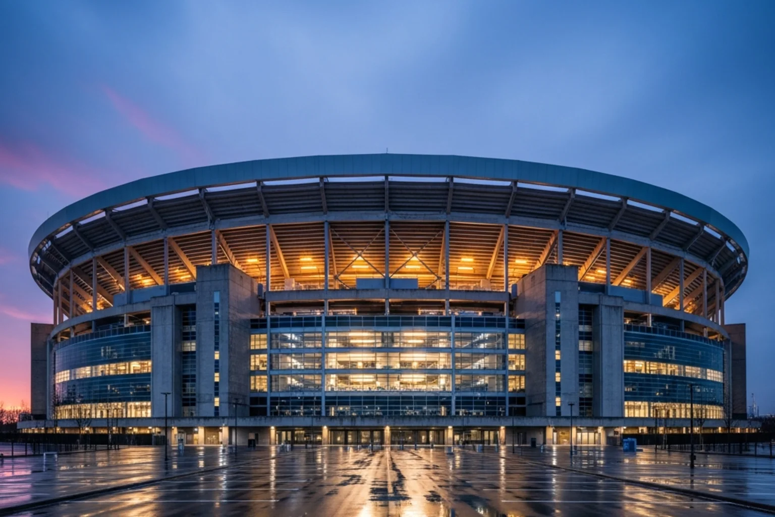 Et stort moderne stadion oplyst om aftenen før en international fodboldfinale