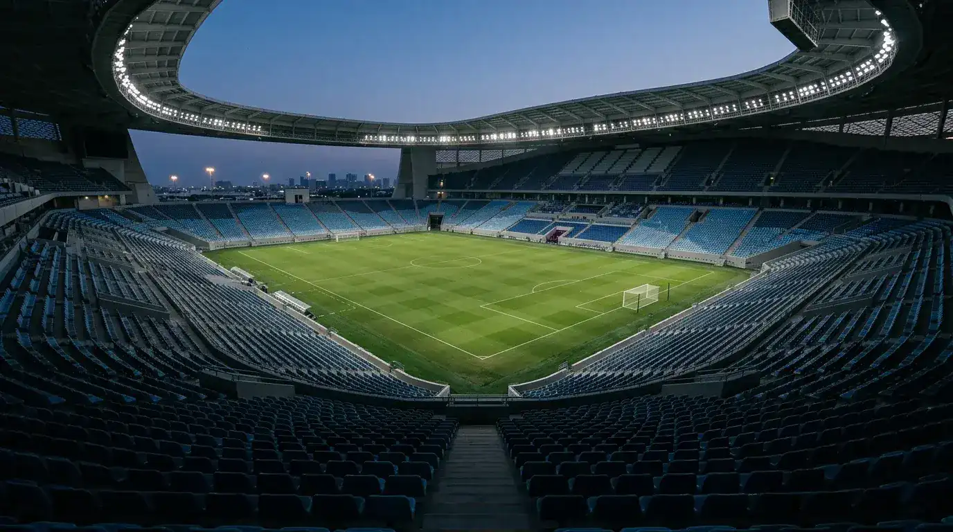 Rolig aftenstemning på et stadion med tomme tribuner efter turneringens sidste kamp